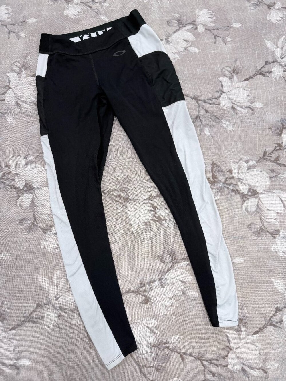 Oakley Women’s Compression Leggings Small Black Gray Athletic Running Workout